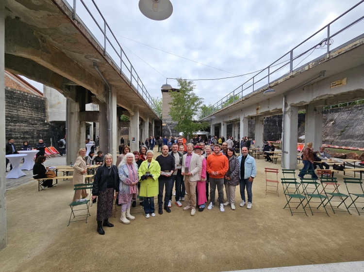 Die Verantwortlichen aus der Verwaltung mit den anwesenden Ratsmitgliedern sowie Peter Strobel, Jörg Zimmermann und Beate Kimmel. © Stadt Kaiserslautern