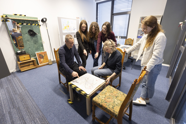 Erster Kreisbeigeordneter Jan Schneider und ein Teil des Teams, die den Escape Room zum Thema Klimawandel umgesetzt haben: v.l.n.r. Julia Merscher, Sarah Mohr, Cecile Wesseling, Anja Jung und Sabine Martin. Nicht auf dem Bild, aber maßgeblich bei der Umsetzung beteiligt Marco Zettl von Europe Direct sowie Patrick Glaser von der KL.digital © Kreisverwaltung Kaiserslautern