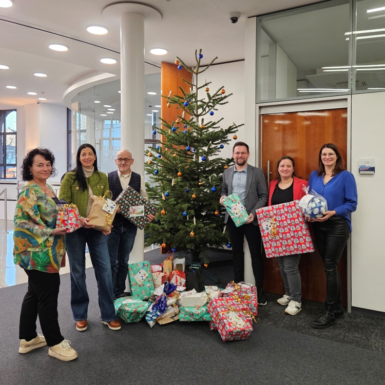 V.l.: Daniela Scheifling (Volksbank), Beigeordnete Anja Pfeiffer, Jugendreferatsleiter Ludwig Steiner, Georg Weber (Volksbank), Christina Krause (SBBD) und Stefanie Kraft (SBBD) vor dem Wunschbaum in der Volksbank-Filiale. © Stadt Kaiserslautern