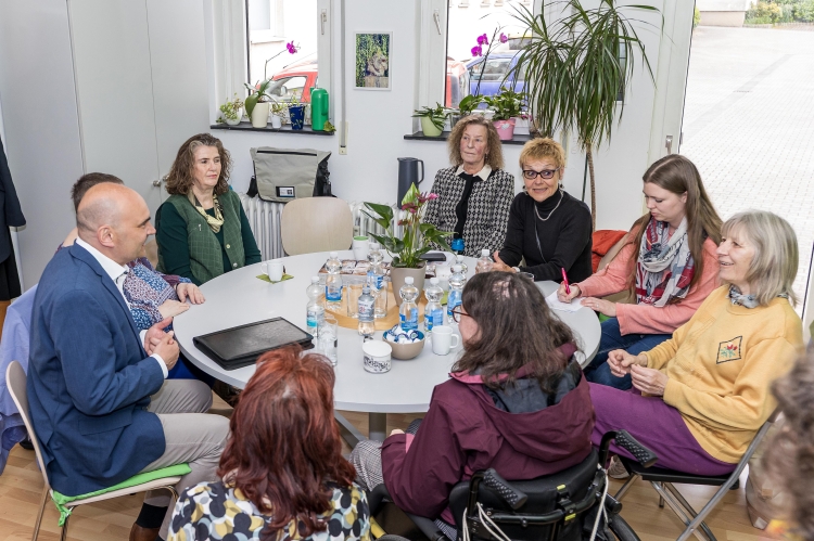 Zu Beginn erzählten die Ehrenamtlichen im Stadtteilbüro Grübentälchen Bürgermeister Manfred Schulz (links) von ihren zahlreichen Angeboten. © Elmer L. Geissler