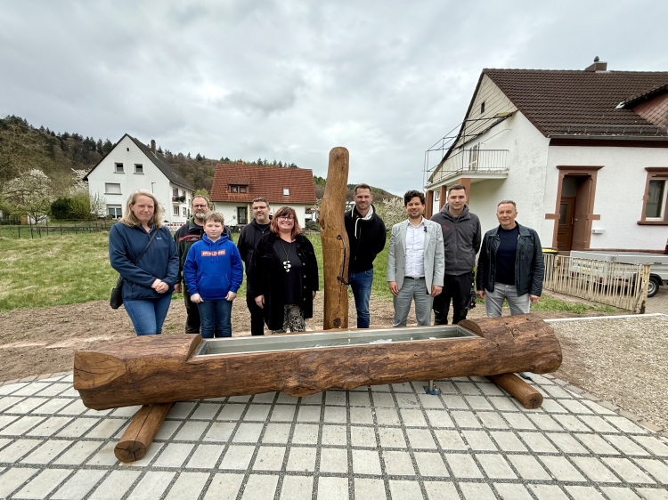Manuel Steinbrenner (dritter von rechts) eröffnete die diesjährige Brunnensaison am Holzbrunnen in Hohenecken und bedankte sich bei allen am Brunnenbau Beteiligten  © Stadt Kaiserslautern
