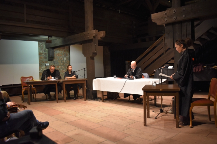 Die Staatsanwaltschaft (rechts) liest die Anklage vor und der Richter (Mitte) notiert sich den geschilderten Sachverhalt. Als nächstes darf sich Hänsels und Gretels Anwalt (links) dazu äußern. © Stadt Kaiserslautern