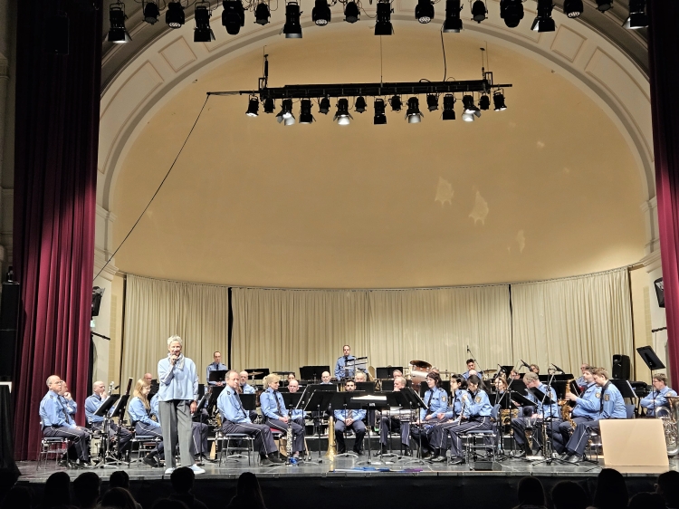 Oberbürgermeisterin Beate Kimmel begrüßt die Schülerinnen und Schüler, die das Konzert zusammen:leben des Landespolizeiorchesters RLP in der Fruchthallte besuchten. © Stadt Kaiserslautern
