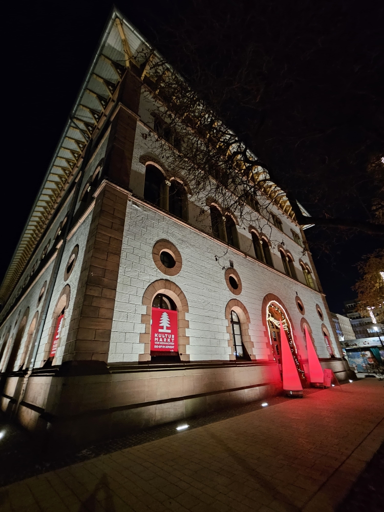 Außenansicht der Fruchthalle bei Nacht während des Kulturmarkts © Stadt Kaiserslautern