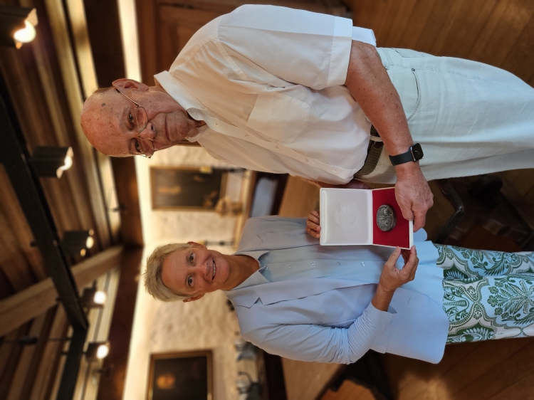Beate Kimmel und Dieter Burghaus mit dem Siegel im Turmzimmer des Casimirschlosses © Stadt Kaiserslautern