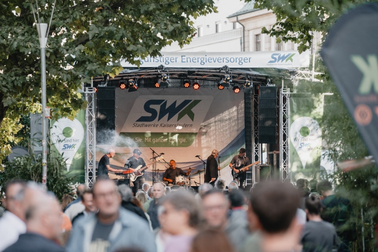 © Guerel Sahin Media Ein Konzert während Swinging Lautern 2025 auf einer der Bühnen. © Guerel Sahin Media