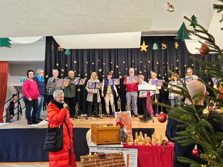 Oberbürgermeisterin Beate Kimmel bei der Eröffnung des Weihnachtsmarkts im Edith-Stein-Haus. © Stadt Kaiserslautern