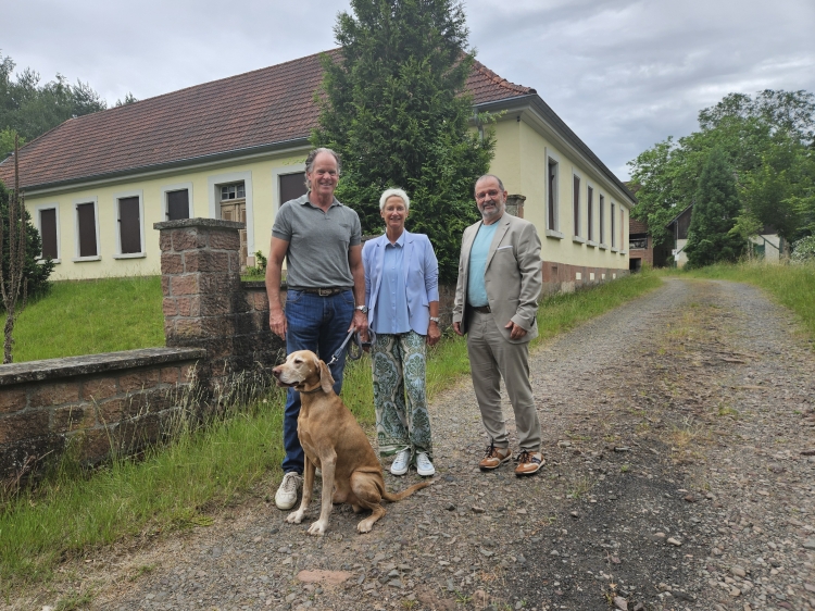 V.l. Matthias Liebertz, Oberbürgermeisterin Beate Kimmel und Stiftungsgeschäftsführer Thomas Kuntz freuen sich über den erfolgreichen Vertragsabschluss und auf die zukünftige Entwicklung des Grundstücks. © Stadt Kaiserslautern