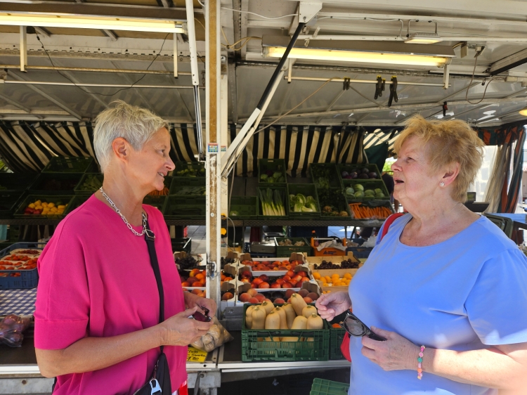 Oberbürgermeisterin Beate Kimmel bei ihrem Rundgang über den Dienstagsmarkt im Gespräch mit Elisabeth Heid. © Stadt Kaiserslautern