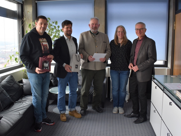 V.l.: Christopher Rankin-Wolf vom Personalrat, Beigeordneter Manuel Steinbrenner, Eugen Göpfert, Abteilungsleiterin Nadine Weber und Referatsleiter Udo Holzmann. © Stadt Kaiserslautern