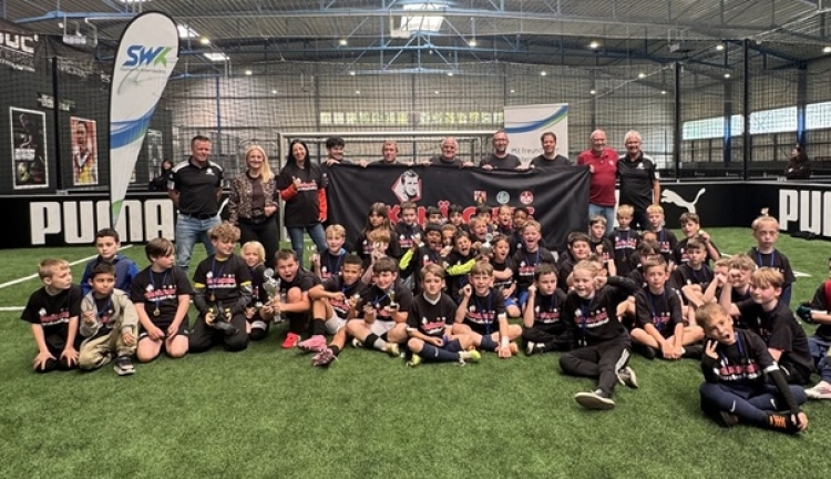 Das Bild mit dem Siegerteam, FCK-Maskottchen Betzi, den Organisatoren und den Ehrengästen © Weilemann