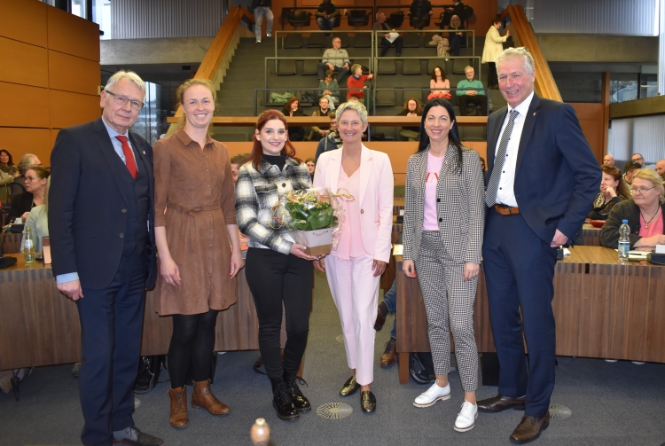 Nadja Roeder (3.v.l.) mit der Gleichstellungsbeauftragten Katharina Disch (2.v.l.) und dem Stadtvorstand, kurz nach der Wahl im Großen Ratssaal. © Stadt Kaiserslautern