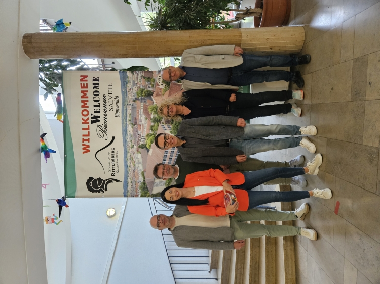 Foto: Gemeinsam mit Schulleiter Stefan Weber (3.v.r.), weiteren Vertreterinnen und Vertretern der Schule sowie Mitarbeitenden der Referate Schulen und Gebäudewirtschaft verschaffte sich Schuldezernentin Anja Pfeiffer (2.v.l.) am Rittersberg-Gymnasium einen Überblick über aktuelle Entwicklungen und Herausforderungen.   © Stadt Kaiserslautern