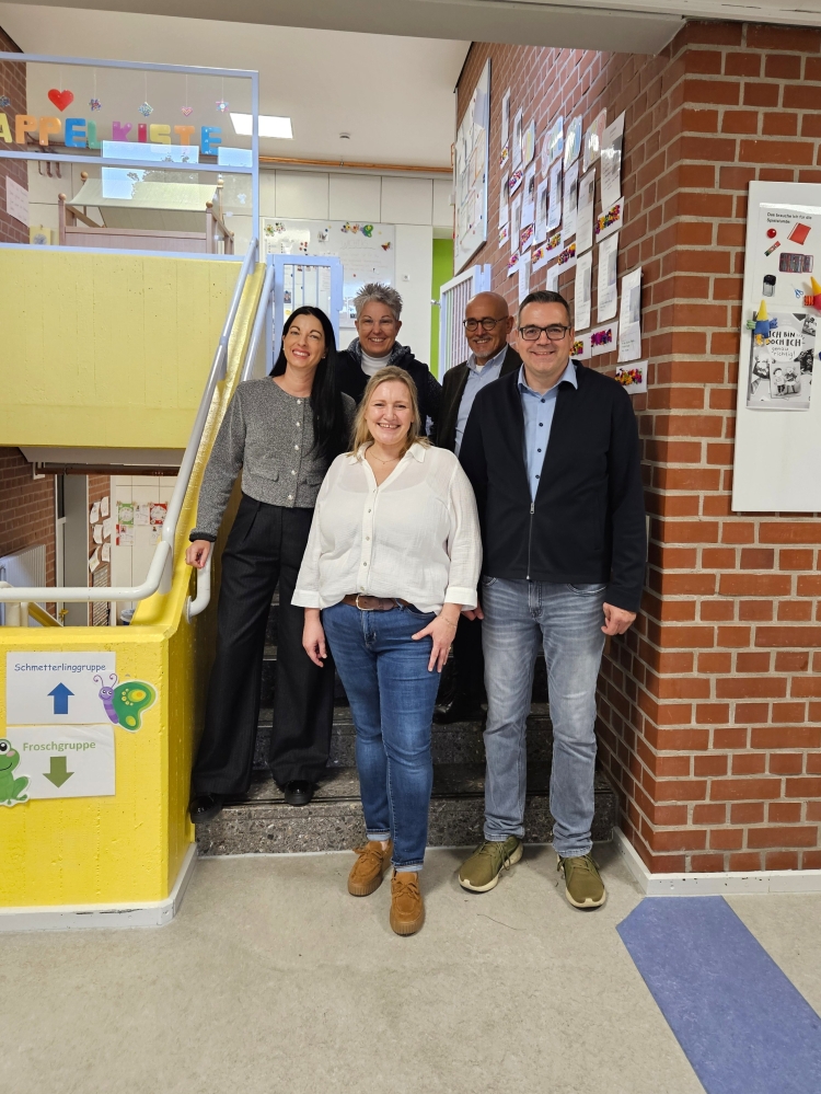 Nina Simon und Werner Butz (1. Reihe) sowie Anja Pfeiffer, Nicole Simgen, Leiterin der Abteilung Kindertagesbetreuung, und Jugendreferatsleiter Ludwig Steiner freuen sich über die gelungene Entwicklung der Kita Rappelkiste Minis. © Stadt Kaiserslautern
