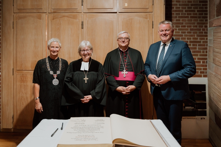 Oberbürgermeisterin Kimmel, Kirchenpräsident Wüst, Bischof Wiesemann und Ministerpräsident Schnieder nach dem Eintrag ins Goldene Buch. © Peaks Agency
