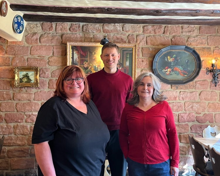Ortsvorsteherin Heike Spies, Burgschänken-Inhaber Leo Sievers und Aline Neumann. © Stadt Kaiserslautern