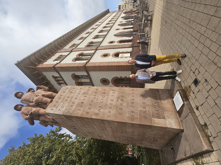 © Stadt Kaiserslautern Bürgermeister und Kulturdezernent Manfred Schulz und Kulturreferatsleiter Christoph Dammann begutachteten am Morgen des 2. Oktober die frisch installierte neue Plakette. © Stadt Kaiserslautern