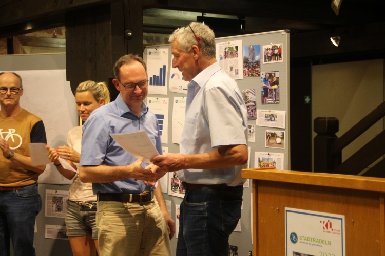 Beigeordneter Peter Kiefer (rechts) überreichte die Urkunden für besonders herausragende Leistungen beim diesjährigen Stadtradeln © Stadt Kaiserslautern
