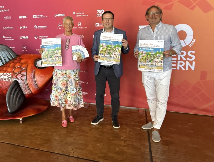 Oberbürgermeisterin Beate Kimmel, Minister Marcus Klein und der Programmchef der Jubiläumsjahres, Alexander Heß, präsentierten heute im Rathaus das Programm des Ehrenamtswochenendes. © Stadt Kaiserslautern