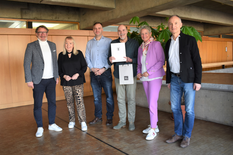 Oberbürgermeisterin Beate Kimmel (2.v.r.) verabschiedete Thomas Keller (3.v.r.) im Beisein von Alexander Heß, Leiter der Stabsstelle Citymanagement, und Julia Bickmann, Leiterin der Abteilung Tourismusmanagement, (1. und 2. v.l.) sowie Personalreferatsleiter Wolfgang Mayer (1.v.r.) und dem stellvertretenden Personalratsvorsitzende Simon Schweißthal (3.v.l.). © Stadt Kaiserslautern