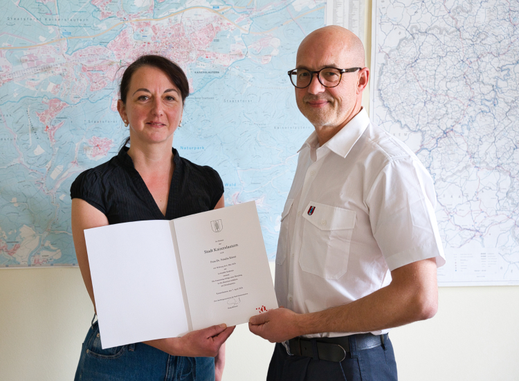 © Feuerwehr Kaiserslautern Natalia Knorr bekam von Martin Gugel ihre Ernennungsurkunde überreicht. © Feuerwehr Kaiserslautern