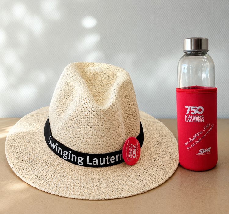 Hut und Trinkflasche im Jubiläumsdesign. © Stadt Kaiserslautern