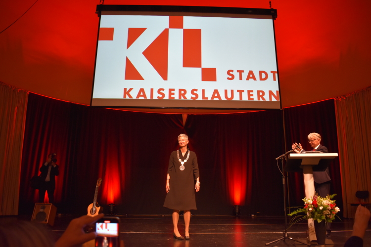 Beate Kimmel kurz nach Überreichen der Amtskette auf der Bühne der Fruchthalle. © Stadt Kaiserslautern