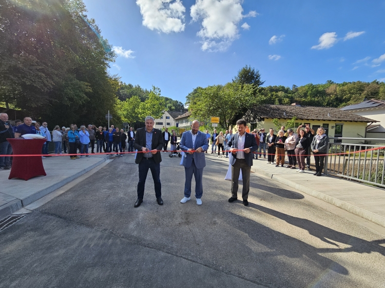 Tiefbaureferatsleiter Sebastian Staab, Ortsvorsteher Alexander Lenz und Baudezernent Manuel Steinbrenner beim Durchschneiden des Bandes © Stadt Kaiserslautern
