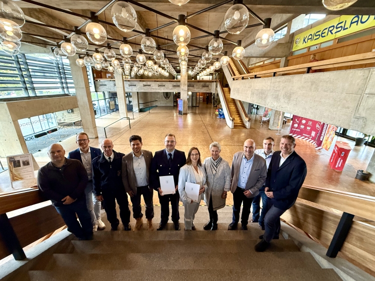  Ernennung von Laura Rudnick und Pascal Bäcker (beide Mitte mit Urkunden in der Hand)  © Stadt Kaiserslautern