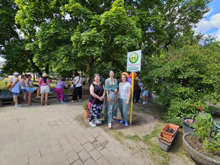 Anja Pfeiffer gratulierte zum 50-jährigen Jubiläum. Rechts Kita-Leiterin Lilli Schmunk, links ihre Stellvertretung Michaela Schuff.  © Stadt Kaiserslautern