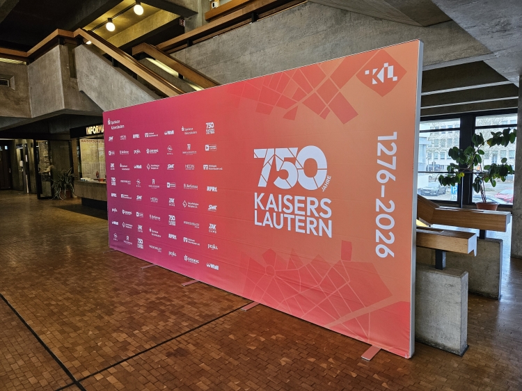 Die Fotowand im Rathausfoyer vor der Treppe ins 1. OG, neben der Information. © Stadt Kaiserslautern