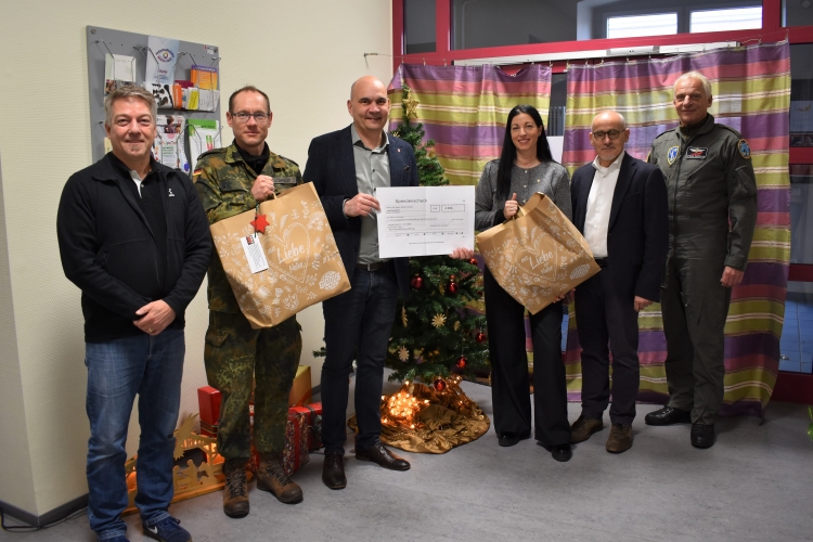 V.l.: Michael Lakatos, Oberstleutnant Christian Schmidt, Bürgermeister Manfred Schulz, Beigeordnete Anja Pfeiffer, Jugendreferatsleiter Ludwig Steiner und Oberst Stefan Kaufmann freuen sich über die wertvolle Unterstützung der NATO-Musikfestival-Stiftung. © Stadt Kaiserslautern