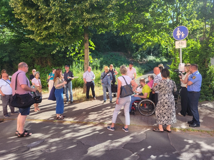 Im Rahmen von zwei Begehungen bei bestem Sommerwetter brachten sich Bürgerinnen und Bürger in die Begutachtung des Fußverkehrs vor Ort ein. © Stadt Kaiserslautern