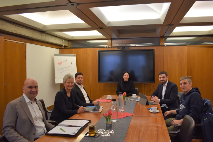 V.l.: Bürgermeister Manfred Schulz, Oberbürgermeisterin Beate Kimmel, Beigeordneter Manuel Steinbrenner und Beigeordnete Anja Pfeiffer tauschten sich mit Sergio da Costa Pinto und Jürgen Jäger vom Stadtjugendring aus. © Stadt Kaiserslautern