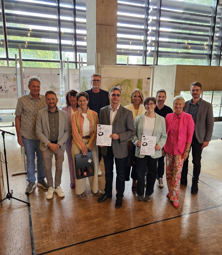 Oberbürgermeisterin Beate Kimmel (rechts) mit den anwesenden Preisträgern. Links für das Preisgericht Prof. Markus Neppl, Lehrstuhlinhaber für Stadtquartiersplanung und Entwerfen am Karlsruher Institut für Technologie. Rechts neben ihm Fabrice Tesch von Hille Tesch, der die prämierten Beiträge kurz vorstellte. 3.v.l. Elke Franzreb, Leiterin des Referats Stadtentwicklung. © Stadt Kaiserslautern