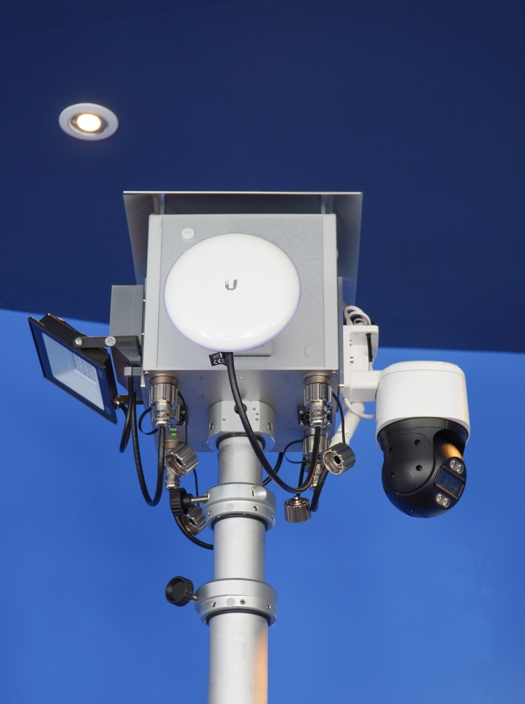 Beispielhafte Ausstattung des Mastkopfes mit Beleuchtung, Richtfunk und steuerbarer Kamera © KL.digital