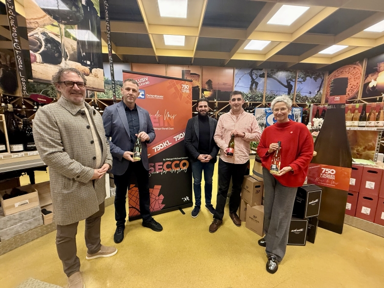 vlnr. Alexander Heß, Michael Schroth, Rouven Leibrock, Georg Diehl, Oberbürgermeisterin Beate Kimmel bei der offiziellen Vorstellung des Jubiläumweins und -secco  © Stadt Kaiserslautern 	