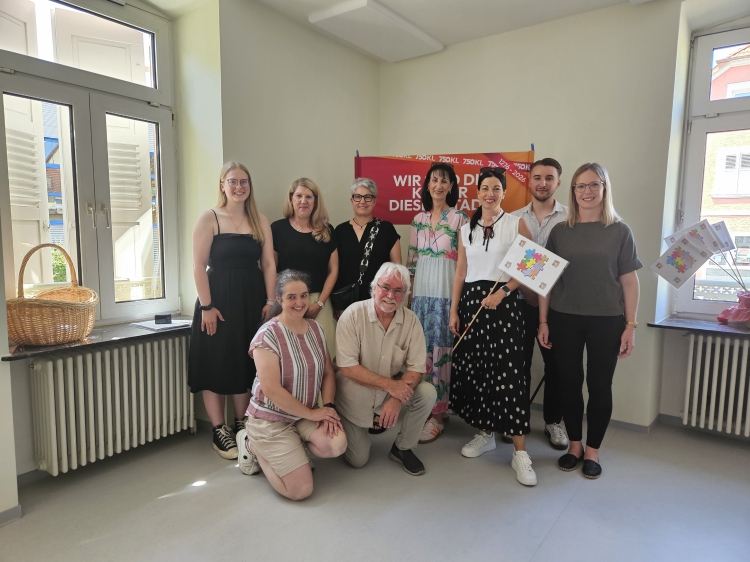 Freuen sich über die nun übergebenen neuen Räumlichkeiten: (v.l.) Erzieherin Clarissa Krämer, Silke Gauch-Kafitz von der Bau AG, die stellvertretende Kitaleiterin Wiebke Naß, die Abteilungsleiterin der Kindertagesbetreuung Nicole Simgen, Kitaleiter Andreas Sander, die Prokuristin der Bau AG Gabriele Gehm, Beigeordnete Anja Pfeiffer sowie Niklas Reißel und Mira Oliveira vom Referat Gebäudewirtschaft. © Stadt Kaiserslautern