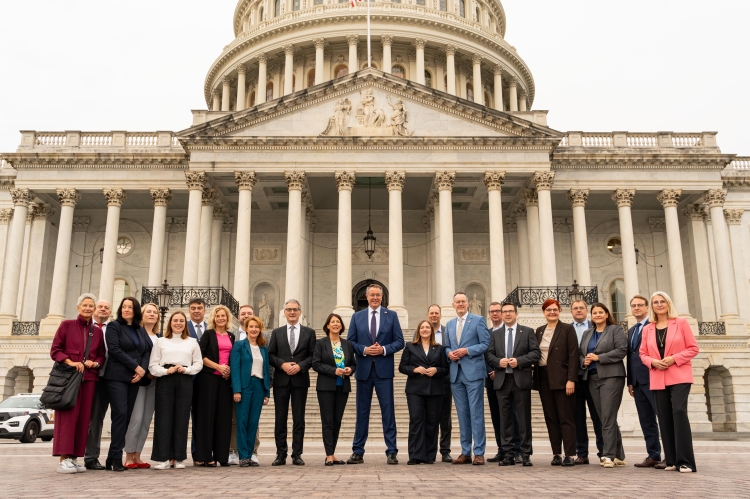 © Staatskanzlei RLP / Kehm Die Delegation vorm Kapitol mit Ministerpräsident Alexander Schweitzer in der Mitte. OB Beate Kimmel ist ganz links zu sehen. © Staatskanzlei RLP / Kehm
