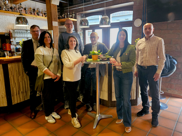 Freuen sich über das neue Angebot im Jugendzentrum: (v.l.) Alexander Schumacher und Andrea Gräbel von der Jugendberufsagentur, die sozialpädagogischen Fachkräfte Stefan Lang und Corinna Edrich, Jugendreferatsleiter Ludwig Steiner, Beigeordnete Anja Pfeiffer und Reiner Schirra, Abteilungsleiter Jugendarbeit / Jugendsozialarbeit. © Stadt Kaiserslautern