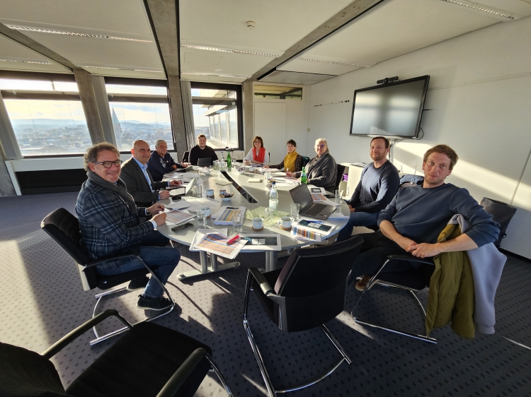 Die Koordinierungsrunde im Besprechungszimmer im 12. OG des Rathauses. © Stadt Kaiserslautern