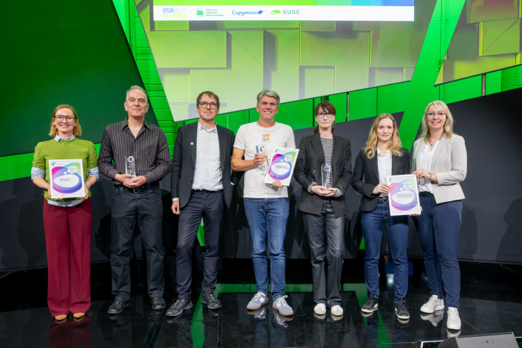 Die Finalteilnehmer im Bereich Verwaltungsanwendungen auf der Bühne in Berlin. Links Justine Dambacher von der Stadt Kaiserslautern. © Christian Kruppa