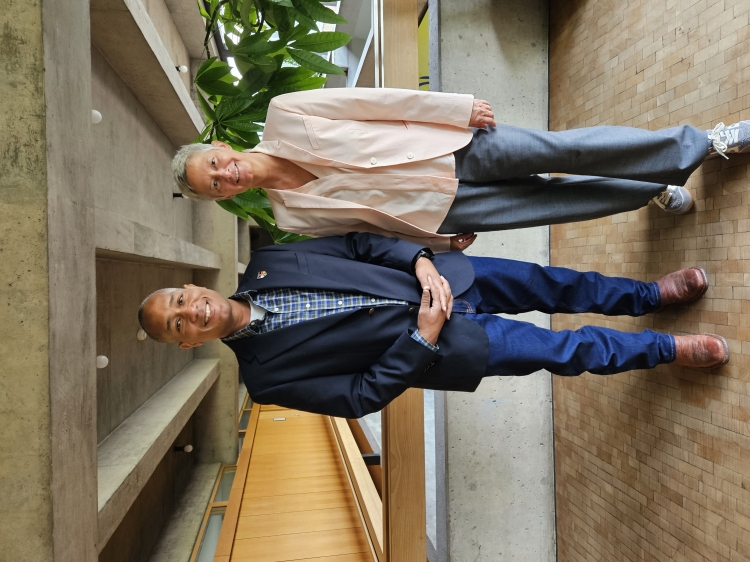 © Stadt Kaiserslautern Colonel Wood und Beate Kimmel nebeneinander im oberen Foyer des Rathauses. Rechts daneben eine große Pflanze © Stadt Kaiserslautern
