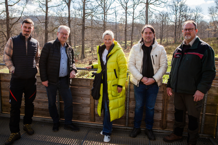 Vor dem Wisentgehege: (v.l.) Jan Christoffel, Vereinsvorsitzender Klaus-Jürgen Schimansky, Oberbürgermeisterin Beate Kimmel, Gerhard Prottung und Jens Heinz. © Matthias Kehrer - www.fotowerkstatt-kl.de