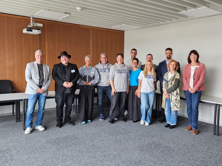 Erfahrungsaustausch zur CITY Hacker School (v.l.n.r. ): Norbert Wehn (Professor RPTU/ Kuratorium Wipotec-Stiftung ), Klaus Knopper (Vizepräsident Hochschule), Oberbürgermeisterin Beate Kimmel, Julia Freudenberg (Geschäftsführerin Hacker School), Ralf Kleber (Beirat Hacker School), Stefan Steidel (Professor Hochschule), Mandy Schiefner-Rohs (Proffessorin RPTU), Jens Kühn (Vorstand Wipotec-Stiftung), Tina Ehmann (Projektleiterin Hacker School), Leo van Waveren (Professor RPTU), Sabine Michels (Bildungsmanagement Stadt KL) und Margret Wesely (Projekt Managerin MINT Wipotec-Stiftung). © Stadt Kaiserslautern