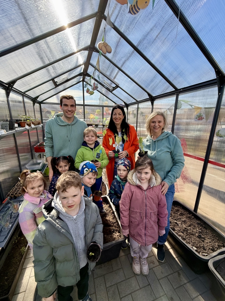 vlnr. Etienne Martin, Anja Pfeiffer und Sonja Jahn bei der Einweihung des neuen Gewächshauses in der Kita Mobile © Stadt Kaiserslautern