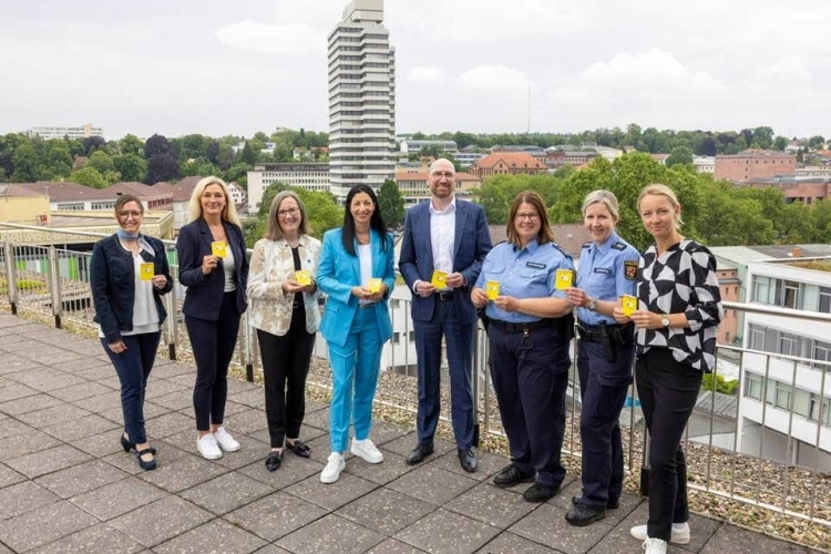 Die Gruppe um Sparkassenvorstand Rohden und die Beigeordneten Anja Pfeiffer und Gudrun Heß-Schmidt auf dem Dach der Sparkasse, mit dem Rathaus im Hintergrund. © Sparkasse Kaiserslautern