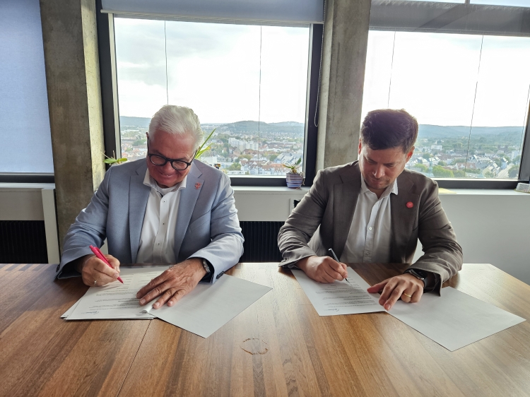 Gerd Schäfer, Regio Manager der Telekom, und Baudezernent Manuel Steinbrenner beim Unterzeichnen der Vereinbarung © Stadt Kaiserslautern