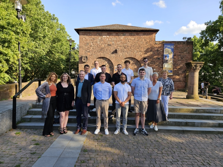 Gruppenbild der Geehrten vorm Casimirschloss © Stadt Kaiserslautern