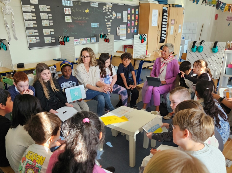 Bei ihrem Besuch in der Luitpoldschule beantwortete Oberbürgermeisterin Beate Kimmel die Fragen der Kinder und ging auf ihre zahlreichen Ideen ein. © Stadt Kaiserslautern